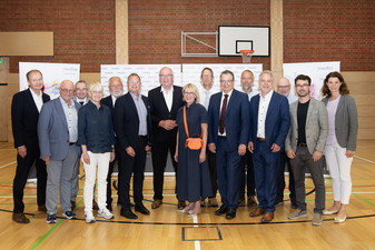 Zum medbo Fachtag „30 Jahre Neuro-Reha“ kamen viele zusammen: Personen aus der Politik, Expertinnen und Experten, Wegbegleiter und Familie von Dr. Gerhard Weber. (c) medbo KU | Tenberge-Holzer