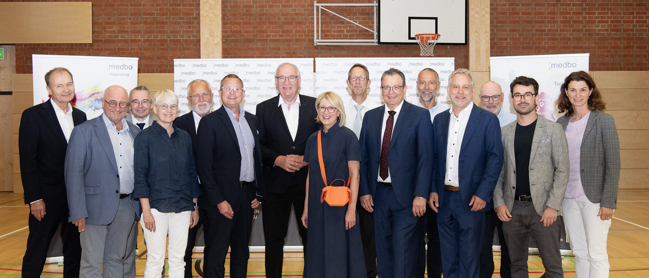 Zum medbo Fachtag „30 Jahre Neuro-Reha“ kamen viele zusammen: Personen aus der Politik, Expertinnen und Experten, Wegbegleiter und Familie von Dr. Gerhard Weber. (c) medbo KU | Tenberge-Holzer