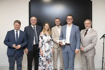 Feierten die Eröffnung der neuen Klinik für Kinder- und Jugendpsychiatrie in Weiden (v.l.n.r.): Oberbürgermeister der Stadt Weiden Dr. Benjamin Zeitler, Bezirkstagspräsident Franz Löffler, Bayerische Staatsministerin Judith Gerlach, Chefarzt David Aue, Ärztlicher Direktor Dr. Christian Rexroth, medbo Vorstand Prof. Dr. Thomas Baghai © medbo KU | Tenberge-Holzer