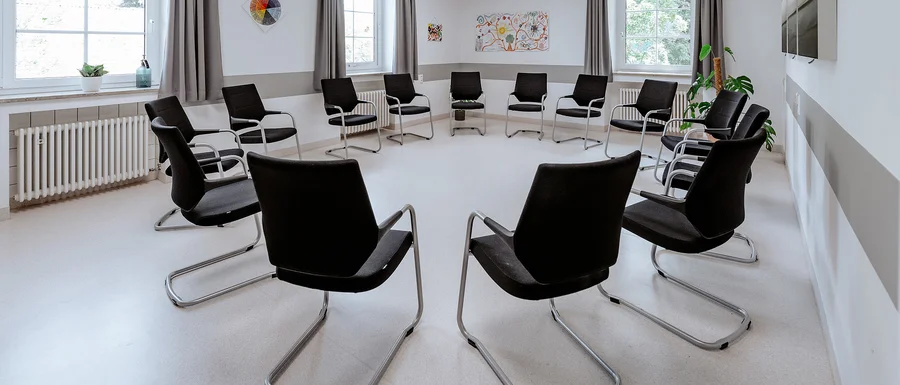 Psychiatrische Tagesklinik HAUS 13 BKR Gruppenraum (Frank Hübler | medbo)