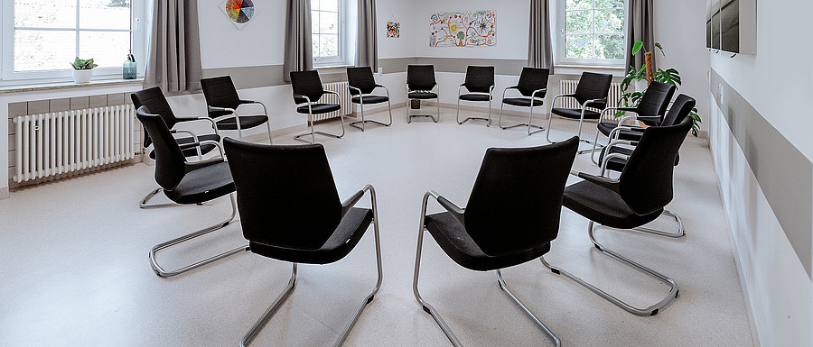Psychiatrische Tagesklinik HAUS 13 BKR Gruppenraum (Frank Hübler | medbo)