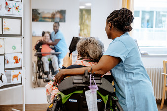 Neurologisches Spezialpflegeheim Regensburg - Körperpflege (Frank Hübler | medbo)