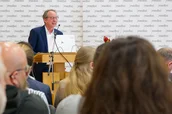 Im Beisein zahlreicher Wegbegleiter verabschiedet sich Prof. Dr. Romuald Brunner als Ärztlicher Direktor der KJP Regensburg. (c) medbo KU / Johannes Müller