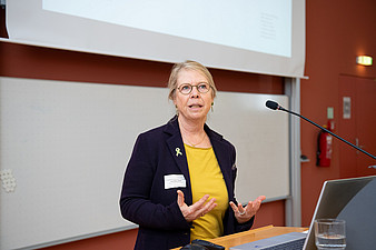 Abb. 03: Wo kommen wir her? Fachvortrag von Celia Wenk-Wolff © medbo KU / K. Tenberge-Holzer