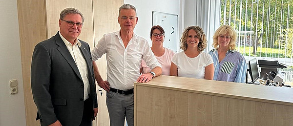 Projektleiter „Gesundheitscampus Roding“ bei Sana Kliniken Landkreis Cham GmbH Klaus Fischer (li.) mit dem Praxisteam des medbo-Filialpraxis in Roding:  Nervenarzt & Ärztlicher Leiter Dr. med. Volker Fischer und die medizinischen Fachangestellten (v.l.n.r.) Bettina Konadl, Bernadett Ruhland und Maria Kempf. Bild © medbo KU / Josef Roider