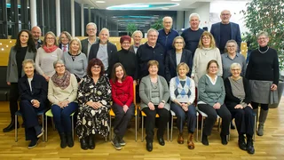 Die Ruheständler haben sich ihre neu gewonnene Freizeit zwar redlich verdient - ihre Teams vermissen sie dennoch schmerzlich. Im Namen der medbo wurden sie verabschieden von der Gesamtpersonalratsvorsitzenden Eveline Kabas (li.), dem Vorsitzenden des örtlichen Personalrats Parsberg Thomas Hengl (hintere Reihe, li.), dem medbo Personaldirektor Horst Meisinger (hintere Reihe, re.) und dem medbo Vorstand Dr. Helmut Hausner (hintere Reihe, 2.v.li.) Bildautor: medbo KU / Johannes Müller