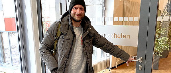 Stefan Fichtner wagte mit 37 Jahren einen beruflichen Neustart in die Pflege. Den Spagat zwischen Ausbildung und Familie meistert er mit seiner Partnerin.