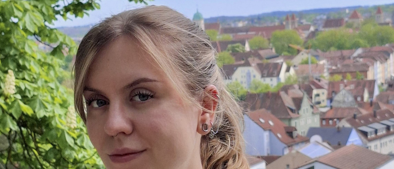 Kleine Auszeit vom Lernen: Anna genießt den Regensburger Frühling auf dem Dreifaltigkeitsberg. © privat / Anneliese Seuß