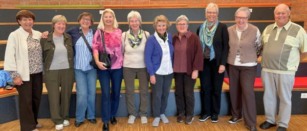 Beste Laune beim Klassentreffen nach 50 Jahren