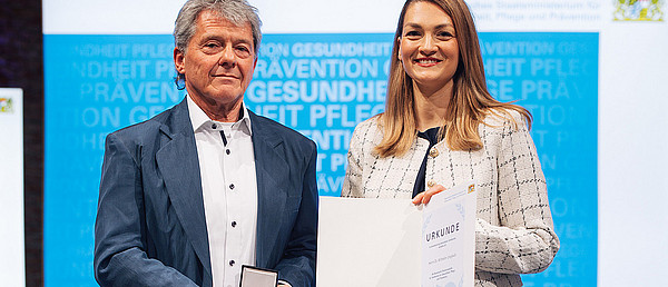 Dr. Willi Unglaub, Gesundheitsministerin Judith Gerlach bei der Verleihung (Bayerisches Gesundheitsministerium)