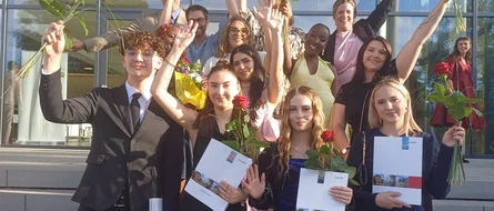 Gruppenbild: 10 Absolventen der medbo Pflegeschulen der einjährigen Ausbildung zum Pflegefachhelfer im Juli 2025  © medbo KU / Simone Ostalecki