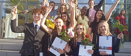Gruppenbild: 10 Absolventen der medbo Pflegeschulen der einjährigen Ausbildung zum Pflegefachhelfer im Juli 2025  © medbo KU / Simone Ostalecki