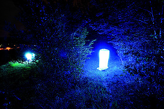 In der Nacht - Zwei Lichtsäulen (Katharina Tenberge-Holzer)