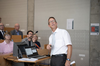 Prof. Dr. Felix Schlachetzki plante ursprünglich noch gemeinsam mit dem Klinikgründer Dr. Gerhard Weber diesen Fachtag, der jetzt „in memoriam Dr. Gerhard Weber“ stattfand. (c) medbo KU | Tenberge-Holzer