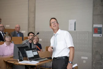 Prof. Dr. Felix Schlachetzki plante ursprünglich noch gemeinsam mit dem Klinikgründer Dr. Gerhard Weber diesen Fachtag, der jetzt „in memoriam Dr. Gerhard Weber“ stattfand. (c) medbo KU | Tenberge-Holzer