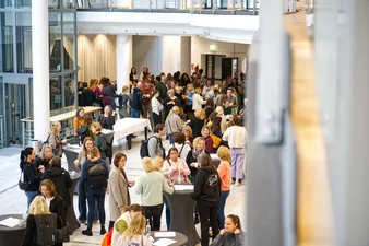 Beim Get-together des Fachtags in Weiden tauschen sich Fachkräfte aus Medizin, Beratung und Jugendhilfe aus. (c) medbo KU - Johannes Müller