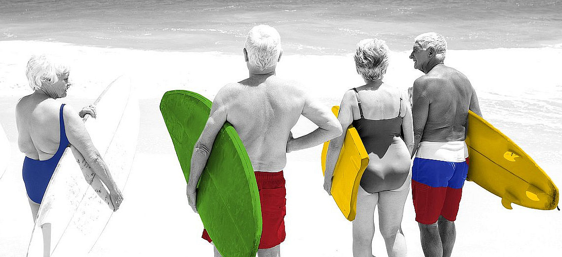 Senior:innen mit Surfbrettern (Wavebreakmedia | Shutterstock)