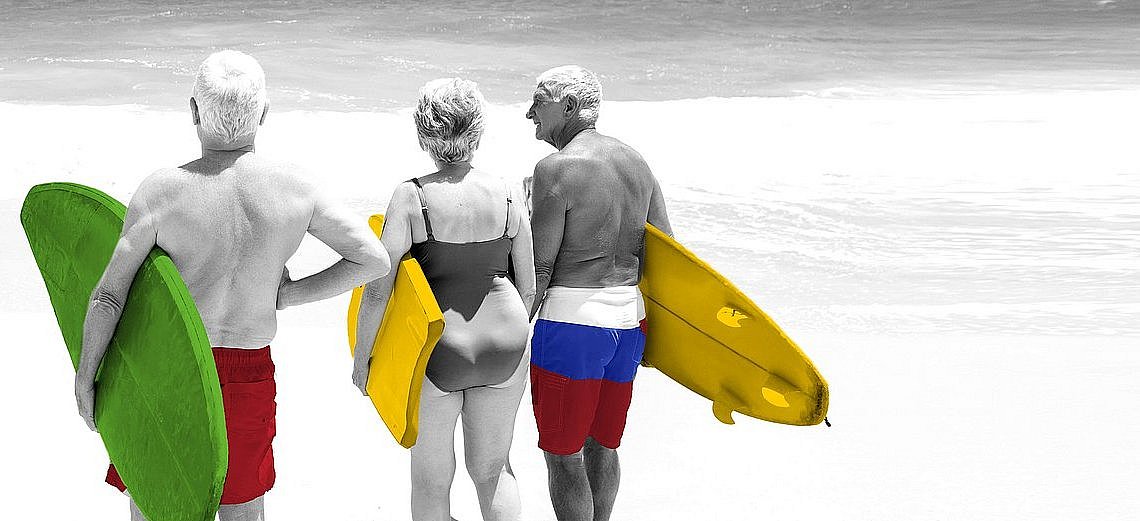 Senior:innen mit Surfbrettern (Wavebreakmedia | Shutterstock)