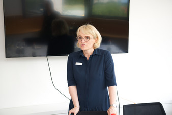 Prof. Dr. Stephanie Kandsperger, kommissarische Ärztliche Direktorin der medbo Klinik für Kinder- und Jugendpsychiatrie, stellt das neue Forschungsprojekt zu Schlafqualität und depressiven Symptomen bei Jugendlichen vor. (c) medbo KU / Katharina Tenberge-Holzer