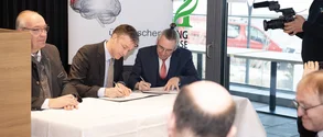 Unter Dach und Fach: Franz Löffler (Bezirkstagspräsident – links), Prof. Dr. Andreas Liebl (Akademische Standortleitung Regensburg, Hochschule Döfper – mitte) und Dr. Dr. Helmut Hausner (medbo-Vorstand & Chefarzt Parsberg) machen die wissenschaftliche Kooperation zwischen dem neuen medbo Zentrum und der Hochschule Döpfer fix. © medbo KU / Katharina Tenberge-Holzer