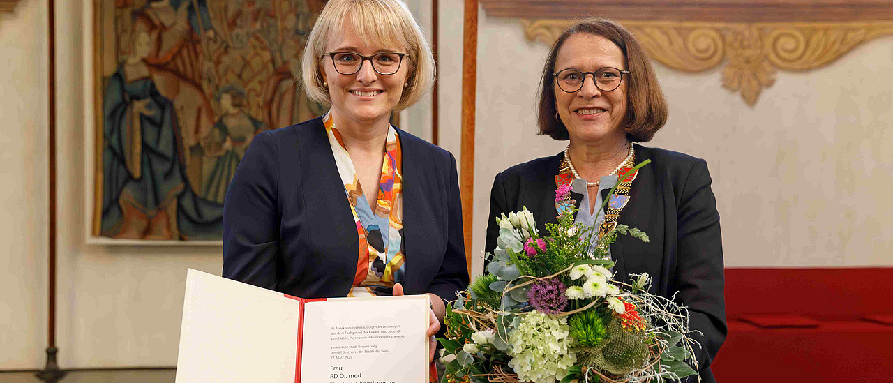 Privatdozentin Dr. Stephanie Kandsperger (links) & Oberbürgermeisterin Gertrud Maltz-Schwarzfischer (c) Stadt Regensburg 2025