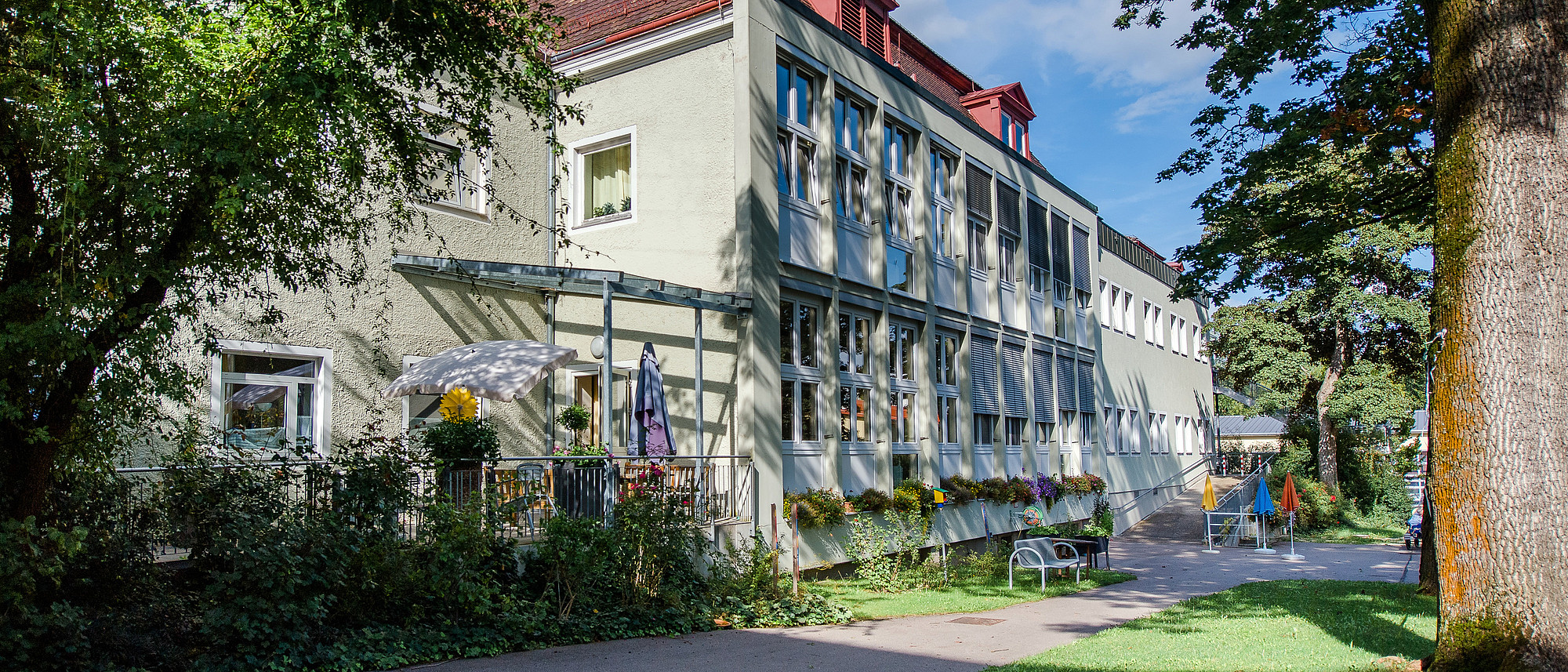 Gartenansicht mit Terrasse HAUS 5 (Frank Hübler/medbo)