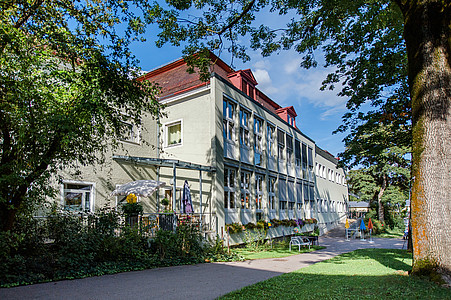Gartenansicht mit Terrasse HAUS 5 (Frank Hübler/medbo)