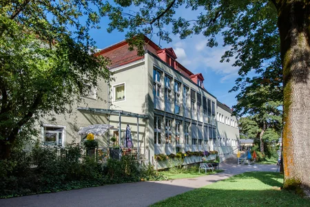 Gartenansicht mit Terrasse HAUS 5 (Frank Hübler/medbo)