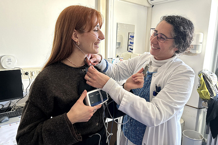 Renata Almeida Schreck erklärt das neue Polygraphie-Gerät