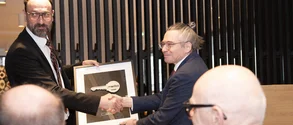 Symbolischer Start: Architekt Georg Kerschberger mit medbo-Vorstand und Chefarzt Dr. Dr. Helmut Hausner bei der Schlüsselübergabe.© medbo KU / Katharina Tenberge-Holzer