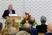 medbo Vorstand Dr. Helmut Hausner eröffnet die Veranstaltung und würdigt die Verdienste von Prof. Dr. Romuald Brunner. (c) medbo KU / Johannes Müller