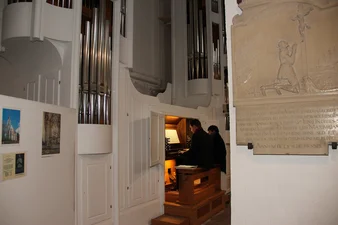Festakt 25 Jahre Museen Karthaus: An der Orgel (Lissy Höller | medbo)