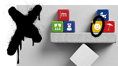 Pflegeausbildung in Teilzeit Waage mit Würfel und Graffiti (c) Cagkan Sayin via AdobeStock