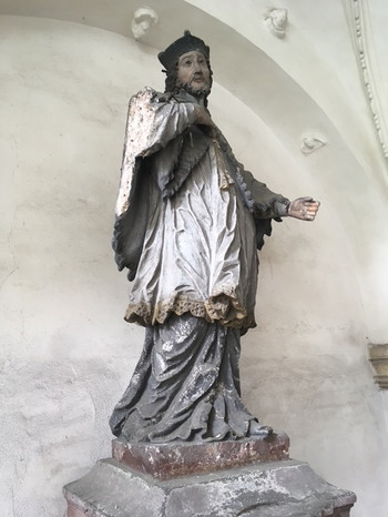 Auch die Statue des Heiligen Nepomuk vor der Kirchentür St. Vitus wurde beschädigt; ihr rechter Arm wurde abgerissen.  (c) Lissy Höller