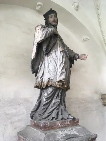Auch die Statue des Heiligen Nepomuk vor der Kirchentür St. Vitus wurde beschädigt; ihr rechter Arm wurde abgerissen.  (c) Lissy Höller