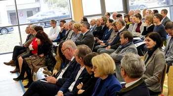 Volles Haus: Zahlreiche Gäste aus Politik, Wissenschaft, Klinikbetrieb und Kooperationsstrukturen waren zur Verabschiedung von Prof. Dr. Brunner in die medbo gekommen. (c) medbo KU / Johannes Müller