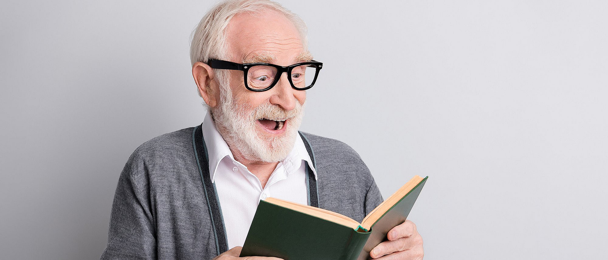 Senior mit Buch (deagreez | iStock)