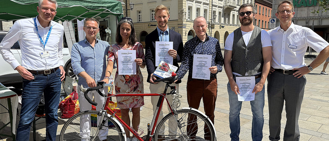 Gruppenbild mit Preisträger:innen und den Professoren Pels und Schlachetzki bei der Preisverleihung der Schlaganfall-Initiative Regensburg auf dem Neupfarrplatz.
