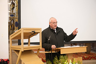 Bezirkstagspräsident Franz Löffler berichtete anlässlich des T4-Gedenktags auch von seinem eigenen Besuch in Hartheim am Tag zuvor. © medbo KU / Katharina Tenberge-Holzer