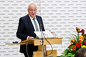 Bezirkstagspräsident Franz Löffler würdigt in seiner Laudatio die klinische und wissenschaftliche Aufbauarbeit von Prof. Dr. Romuald Brunner. (c) medbo KU / Johannes Müller