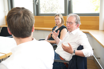 Prof. Romuald Brunner, Inhaber des Lehrstuhls für Kinder- und Jugendpsychiatrie der Universität Regensburg, ordnet die Bedeutung von Schlafstörungen bei depressiv belasteten Kindern und Jugendlichen ein. (c) medbo KU / Katharina Tenberge-Holzer