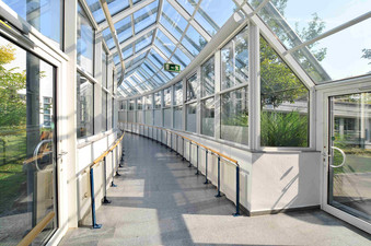 Verbindungsgang Zentrum für Neurologische Reha zum Neurologischen Spezialpflegeheim Regensburg (Frank Hübler | medbo)