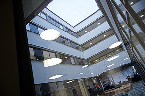 Zentraler Innenhof der neuen Klinik: Großzügige Glasflächen schaffen eine offene, freundliche Atmosphäre. (c) medbo KU – Johannes Müller