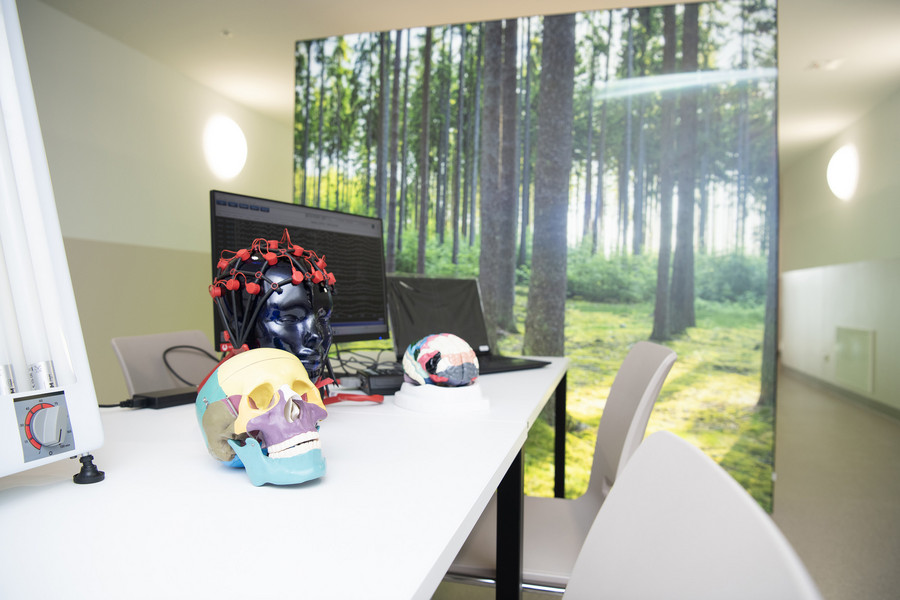 Einblicke ins Gehirn: Neurofeedback ergänzt das Behandlungsangebot im neuen medbo Zentrum Parsberg (c) medbo KU / Katharina Tenberge-Holzer