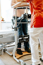 Neurologisches Spezialpflegeheim Regensburg - Stehhilfe (Frank Hübler | medbo)