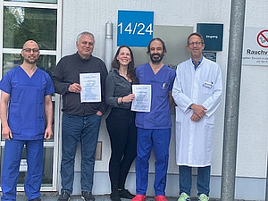 Gruppenbild mit Pflegekräften, Preisträgerin und Prof. Schlachetzki vor dem medbo Zentrum für Neurologische Rehabilitation.