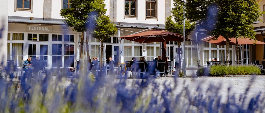 Wöllershof Maria-Seltmann-Platz mit Caféteria und Festsaal (Frank Hübler | medbo)