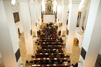 Musikalisch untermalt wurde die Gedenkveranstaltung vom Lebenshilfechor. © medbo KU / Katharina Tenberge-Holzer