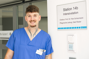 Tobias Bauer vor "seiner" Station - auf der 14b am medbo Zentrum für Neurologische Rehabiliation werden schwerkranke Patienten mit Hirnschäden versorgt. Bild: medbo KU / Kerstin Erbrich