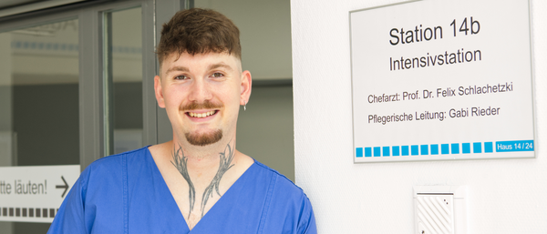 Tobias Bauer vor "seiner" Station - auf der 14b am medbo Zentrum für Neurologische Rehabiliation werden schwerkranke Patienten mit Hirnschäden versorgt. Bild: medbo KU / Kerstin Erbrich